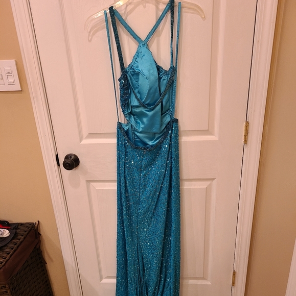 Formal gown. Floor length - Picture 2 of 2